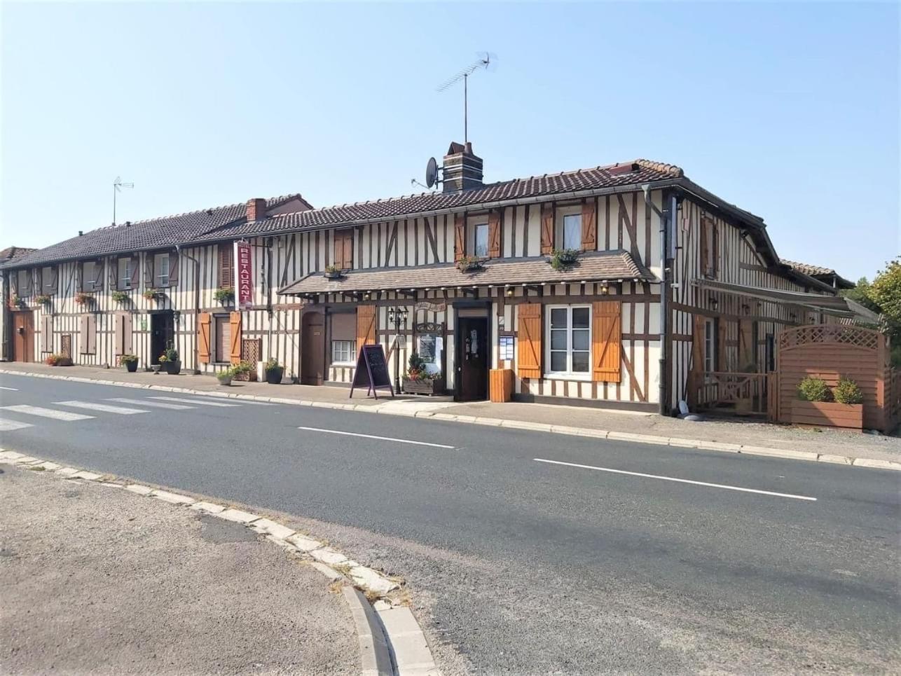 La Petite Auberge Chatelraould-Saint-Louvent Buitenkant foto